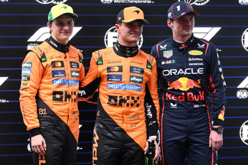 Oscar Piastri y Lando Norris, de McLaren, y Max Verstappen, de Red Bull Racing, tras la clasificación del Gran Premio de Australia. EFE/EPA/Joel Carrett AUSTRALIA AND NEW ZEALAND OUT