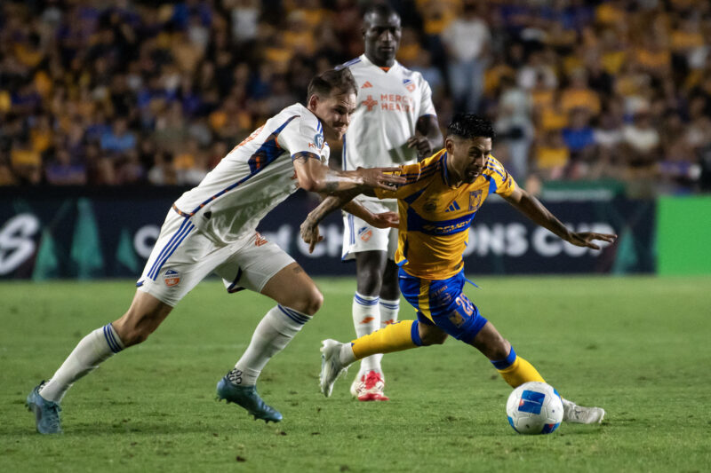 Javier Aquino (d) de Tigres disputa el balón con Lukas Engel de FC Cincinnati este martes, en un partido de vuelta de octavos de final de la CONCACAF Champions Cup entre Tigres y Cincinnati, en el Estadio Universitario de Monterrey (México). EFE/Miguel Sierra