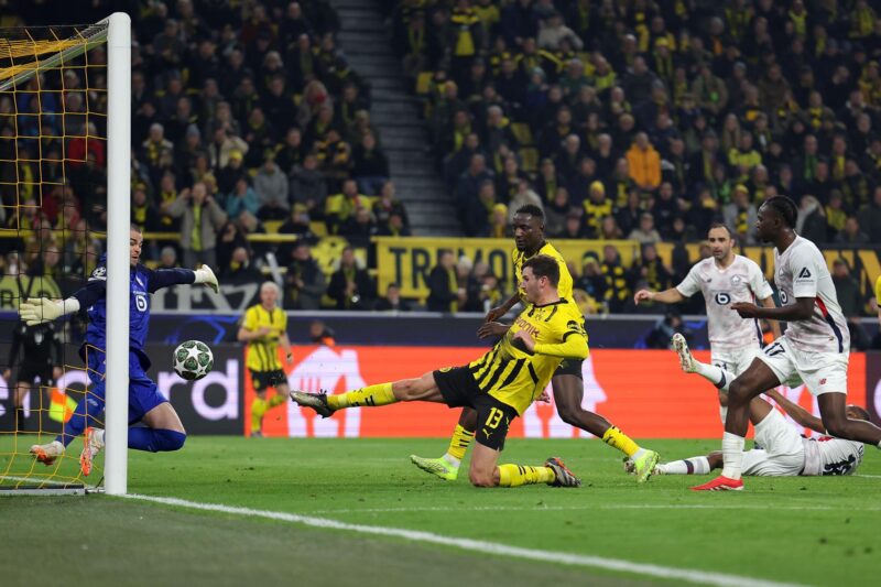 Champions League: Partidos de 8vos de Final, horarios y dónde ver El jugador Pascal Gross, del Dortmund (C), logra un gol durante el partido de octavos la UEFA Champions League jugado entre Borussia Dortmund y OSC Lille en Dortmund, Alemania. EFE/EPA/CHRISTOPHER NEUNDORF