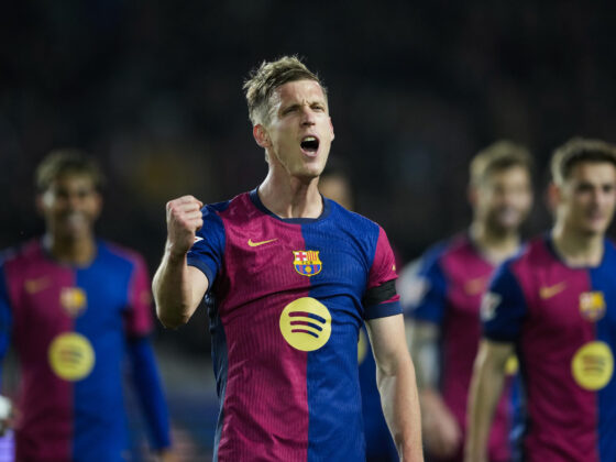El delantero del F.C. Barcelona Dani Olmo, momentos antes de salir del campo por una posible lesión durante el partido de LaLiga entre FC Barcelona y CA Osasuna en el Estadio Olímpico de Montjuic, este jueves en Barcelona. EFE/ Alberto Estévez