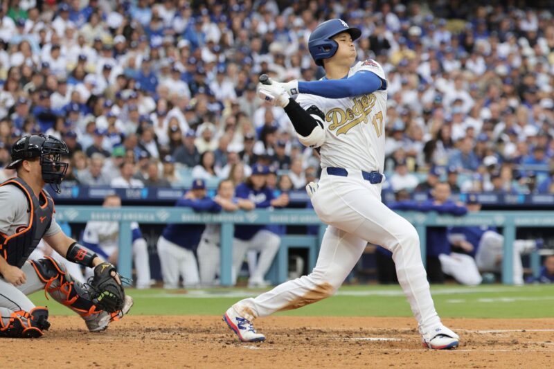 Shohei Ohtani, de los Angeles Dodgers, defensores de la Serie Mundial de béisbol, durante el partido al inicio de la temporada de las Grandes Ligas disputado ante los Detroits Tigers este jueves. EFE/ALLISON DINNER