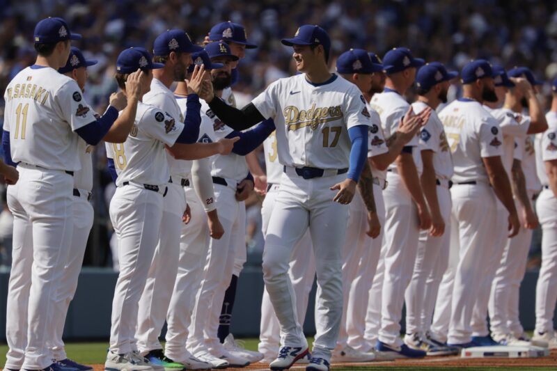 Los Angeles Dodgers quieren hacer historia con el inicio de temporada Shohei Ohtani saluda a sus compañeros de los Angeles Dodgers, defensores de la Serie Mundial de béisbol, en el partido de de inicio de la temporada de las Grandes Ligas ante los Detroits Tigers este jueves. EFE/ALLISON DINNER