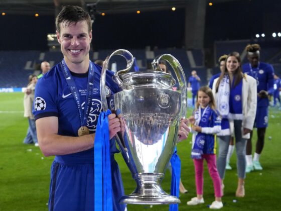 César Azpilicueta, entonces capitán del Chelsea, con el trofeo de la Liga de Campeones conquistado frente al Manchester City, el 29 de mayo de 2021 en Oporto (Portugal). EFE/EPA/Manu Fernández / POOL
