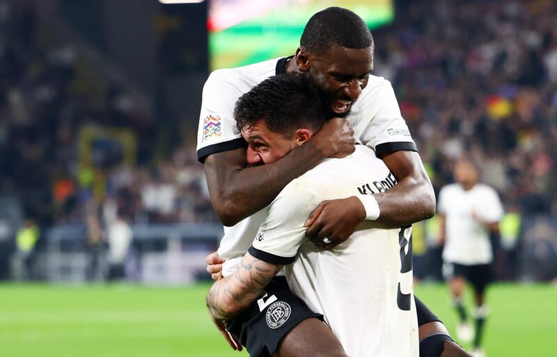 El jugador alemán Tim Kleindienst celebra con su compañero Antonio Rudigerel 3-0 durante el partido de vuelta de cuartos de la UEFA Nations League que han jugado Alemania e Italia en Dortmund, Alemania.EFE/EPA/CHRISTOPHER NEUNDORF