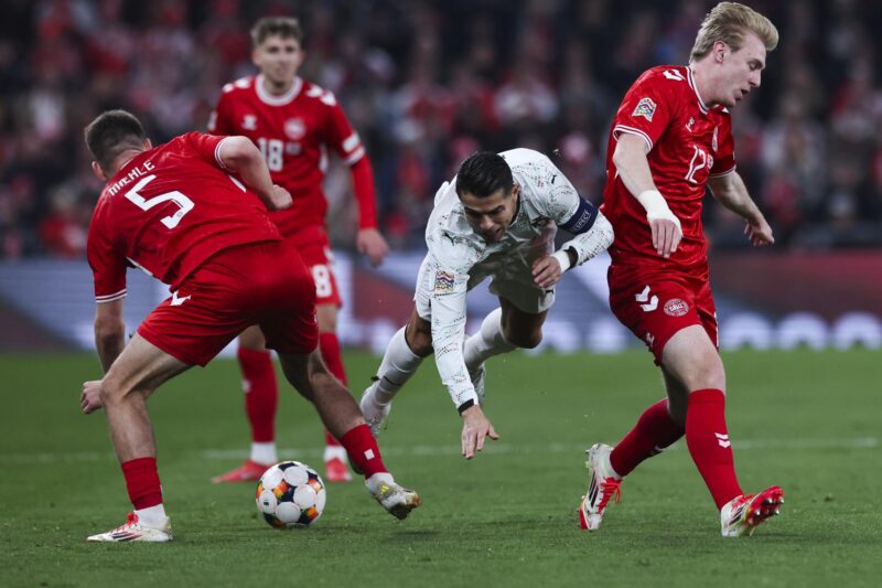 Cristiano Ronaldo, en una acción del partido. EFE/EPA/JOSE SENA GOULAO