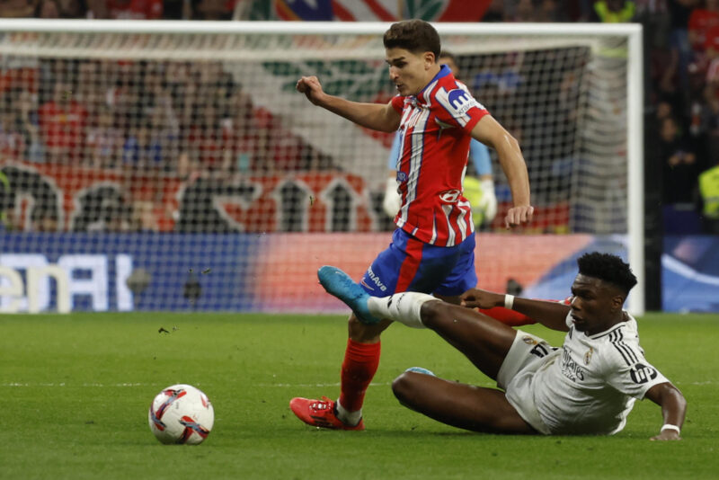 Liverpool quiere a este delantero de Atlético del 'Cholo' Simeone El centrocampista del Real Madrid Aurélien Tchouaméni (d) trata de frenar al delantero del Atlético Julián Álvarez, durante el partido de la LaLiga disputado en el Metropolitano, el 29 de septiembre de 2024. EFE/ JJ Guillén