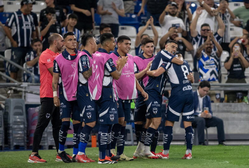Jugadores de Monterrey celebran este martes, durante el partido de vuelta de la primera ronda de la Copa de Campeones Concacaf 2025 entre Monterrey y Forge FC en el estadio BBVA, en Monterrey (México). EFE/ Miguel Sierra