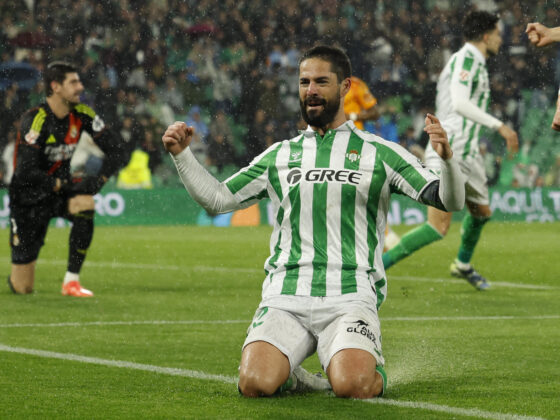 El centrocampista del Betis Isco Alarcón celebra tras marcar el segundo gol, durante el partido de la jornada 26 de LaLiga EA Sports que Real Betis y Real Madrid disputaron en el estadio Benito Villamarín, en Sevilla. EFE/Julio Muñoz
