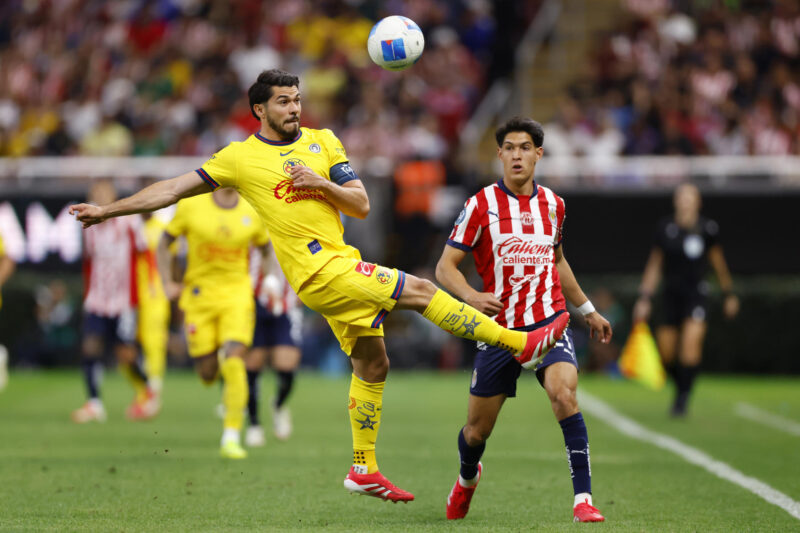 José Castillo (d) de Guadalajara disputa el balón con Henry Martin (i) de América en el partido de ida de los octavos de final de la Copa de Campeones Concacaf entre Guadalajara y América en el Estadio Akron en Guadalajara (México). EFE/ Francisco Guasco