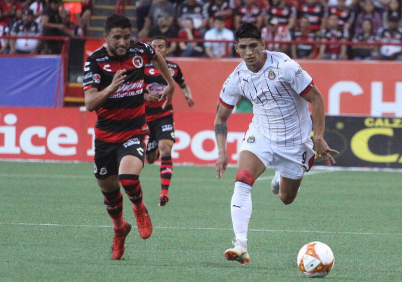 Imagen de archivo de Alan Pulido (d) de Chivas. EFE/Alejandro Zepeda