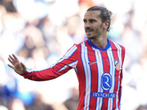 El delantero del Atlético de Madrid Antoine Griezmann, durante el partido de la jornada 29 de LaLiga entre el RCD Espanyol y el Atlético de Madrid, este sábado en el RCDE Stadium en Cornellá de Llobregat (Barcelona).- EFE/ Alejandro García