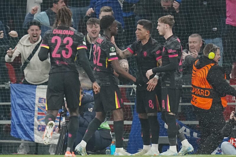 Copenhague cae en casa ante el Chelsea en la ida: Huescas tuvo minutos Enzo Fernández celebra el 0-2 con sus compañeros. EFE/EPA/Liselotte Sabroe.