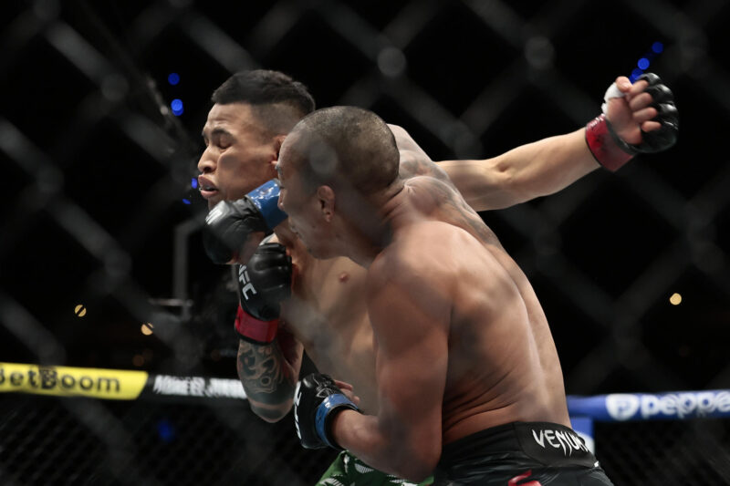 El mexicano Ronaldo Rodriguez (i) combate con el peruano Kevin Borjas. EFE/José Méndez