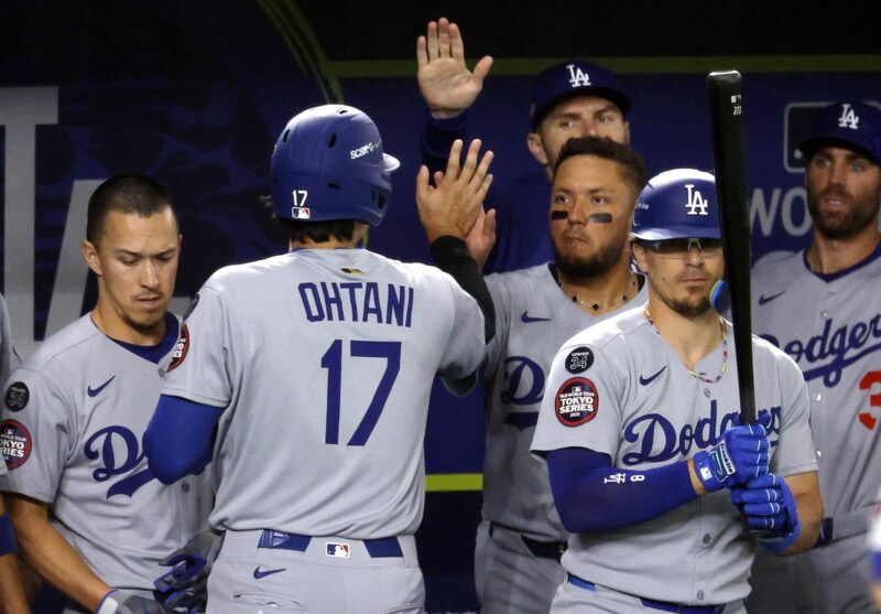 Shohei Ohtani, de Los Angeles Dodgers, celebra con sus compañeros durante el primer partido de la Serie Mundial de las Grandes Ligas de béisbol (MLB),disputado en Tokio ante los Chicago Cubs. EFE/EPA/FRANCK ROBICHON