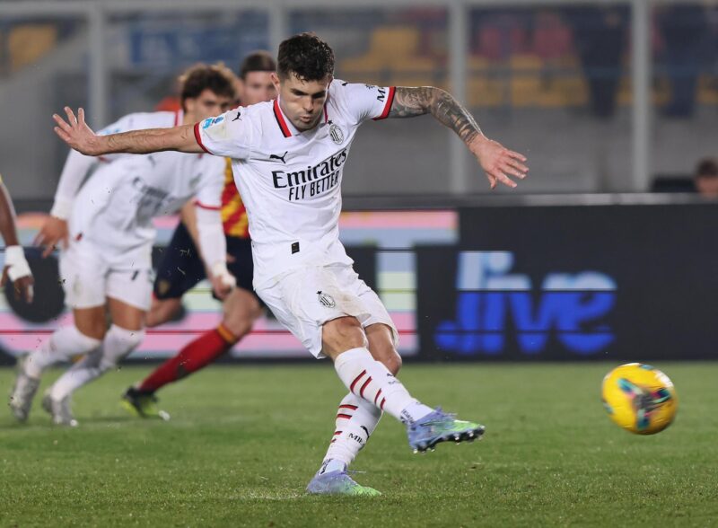 El jugador del AC Milan Christian Pulisic lanza el penalti durante el partido de la Serie A que han jugado US Lecce y AC Milan en el Via del Mare stadium en Lecce, Italia. EFE/EPA/ABBONDANZA SCURO LEZZI