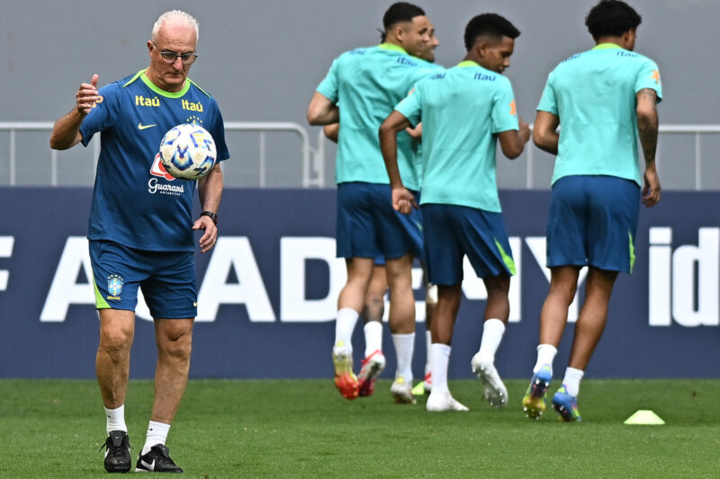 El entrenador de la selección brasileña, Dorival Jr (i), participa en un entrenamiento preparatorio para el partido contra Argentina. EFE/Andre Borges