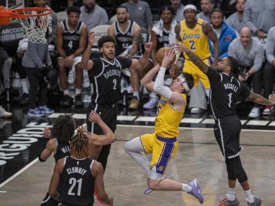 Unanimo Breves: Reaves brilla en la NBA y Packers frenan a Rodgers Austin Reaves (c) de Los Angeles Lakers lanza el balón ante los Brooklyn Nets. EFE/Angel Colmenares