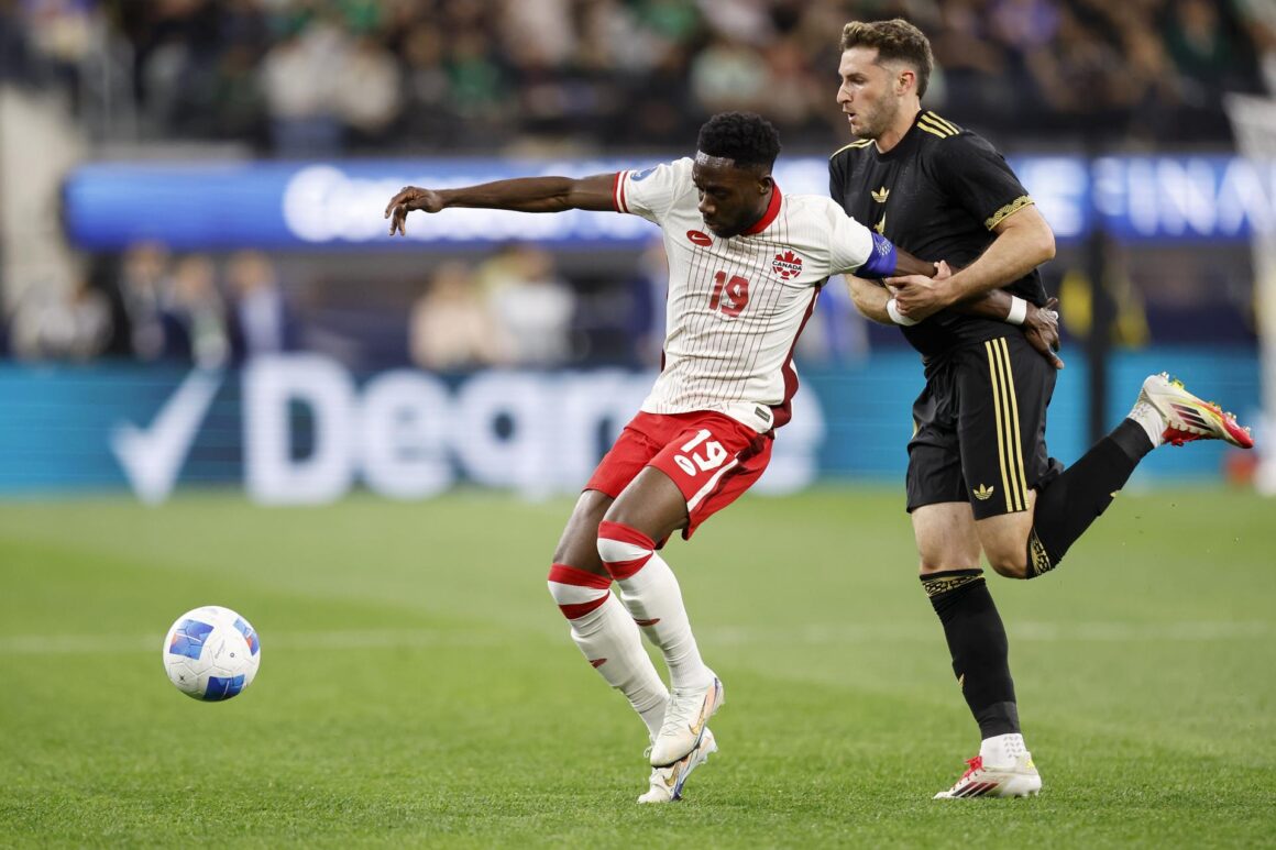 El mexicano Santiago Gimenez (d) sujeta por el brazo al canadiense Alphonso Davies (i) duante el partido de semifinales de la Liga de Naciones de la Concacaf jugado en Inglewood (California) EFE/EPA/CAROLINE BREHMAN