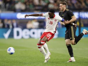 El mexicano Santiago Gimenez (d) sujeta por el brazo al canadiense Alphonso Davies (i) duante el partido de semifinales de la Liga de Naciones de la Concacaf jugado en Inglewood (California) EFE/EPA/CAROLINE BREHMAN