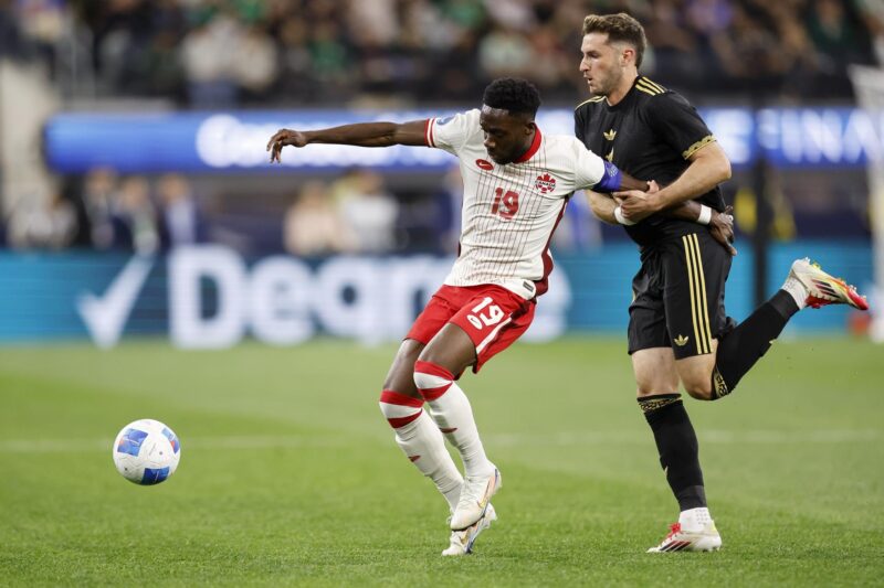 El mexicano Santiago Gimenez (d) sujeta por el brazo al canadiense Alphonso Davies (i) duante el partido de semifinales de la Liga de Naciones de la Concacaf jugado en Inglewood (California) EFE/EPA/CAROLINE BREHMAN