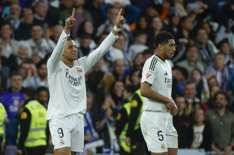 Ancelotti asegura que Mbappé será leyenda madridista, como Cristiano El delantero del Real Madrid Kylian Mbappé (i) celebra su segundo gol durante el partido de la jornada 29 de LaLiga que Real Madrid y CD Leganés disputaronen el estadio Santiago Bernabéu. EFE/Mariscal