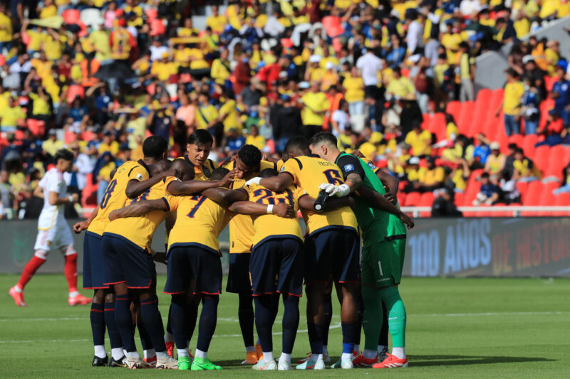 - Jugadores de Ecuador forman en un partido de las eliminatorias sudamericanas para el Mundial de 2026. EFE/ José Jácome
