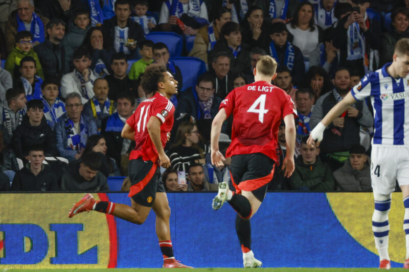 El delantero neerlandés del Manchester United Joshua Zirkzee (i) celebra con sus compañeros tras anotar el primer gol de su equipo este jueves, durante el primer partido de octavos de final de la Liga Europa, que enfrenta a la Real Sociedad y al Manchester United, en el Real Arena de San Sebastián. EFE/ Javier Etxezarreta