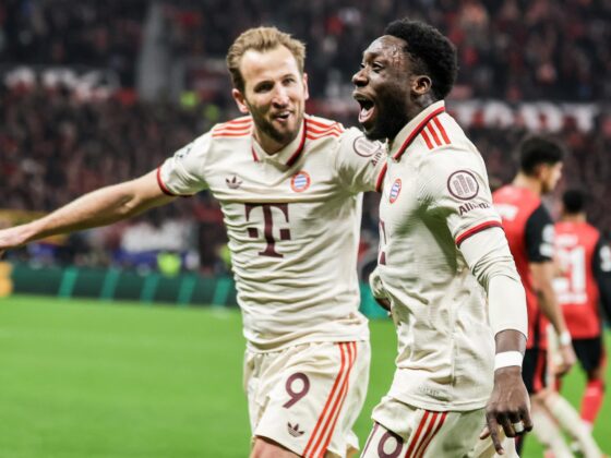 El jugador del Bayern Alphonso Davies (d) celebra con su compañero Harry Kane el 2-0 durante el partido de vuelta de octavos de final de la UEFA Champions League que ha jugado Bayer 04 Leverkusen y FC Bayern Munich,en Leverkusen, Alemania. EFE/EPA/FRIEDEMANN VOGEL