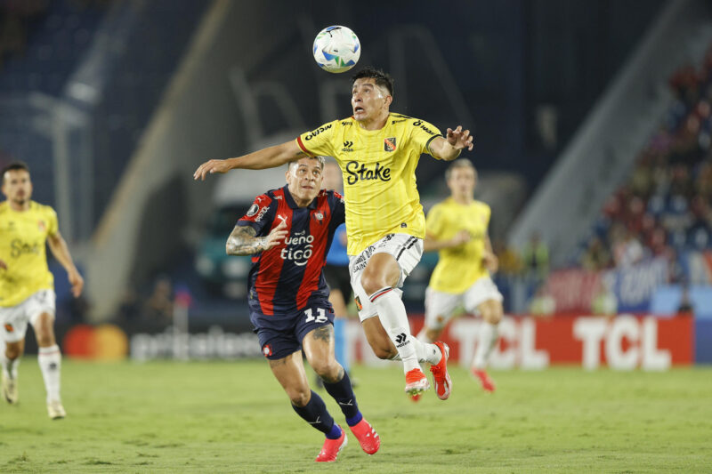 Copa Libertadores - Fase 3 (VUELTA): Marcadores y estadísticas Juan Iturbe (i), de Cerro Porteño, disputa el balón con Leonel González (d), de Melgar, este miércoles en el estadio asunceno La Nueva Olla, durante el partido que el equipo paraguayo ganó por 4-2  y le clasificó a la fase de grupos de la Copa Libertadores. EFE/Juan Pablo Pino