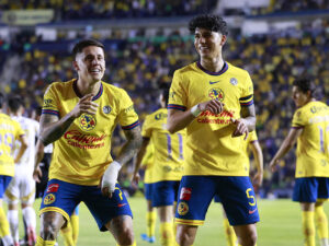 Paul Rodríguez (i) y Kevin Alvarez de América celebran un gol en el estadio Ciudad de los Deportes en la Ciudad de México (México). EFE/ Sáshenka Gutiérrez