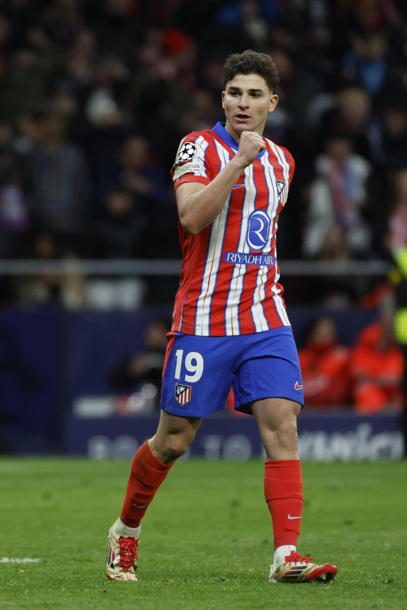 Julián Álvarez, tras transformar su lanzamiento en la tanda de penaltis, luego invalidado por el VAR. EFE/Juanjo Martín