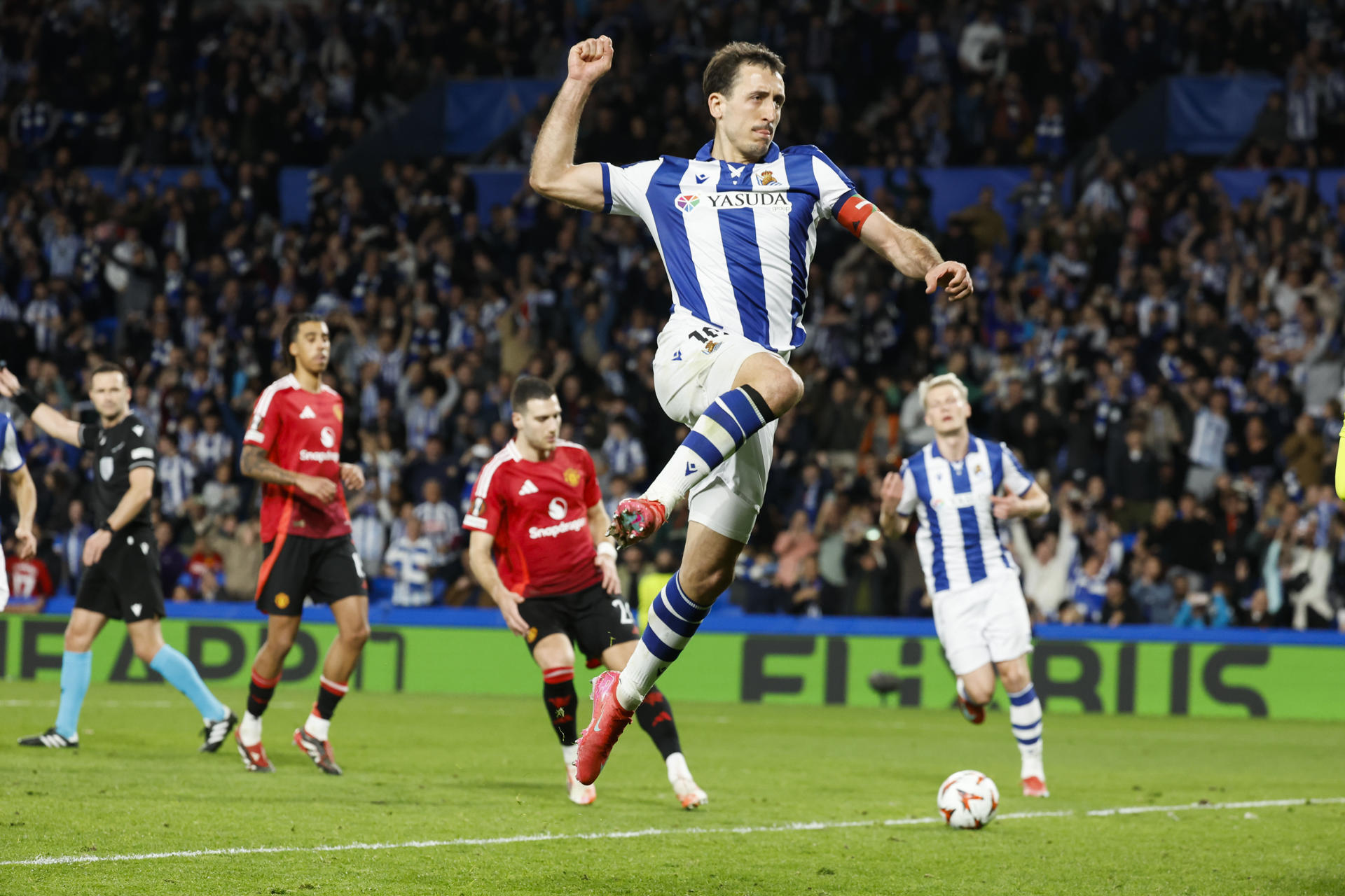 El centrocampista de la Real Sociedad Mikel Oyarzabal celebra tras anotar el primer gol de su equipo este jueves, durante el primer partido de octavos de final de la Liga Europa, que enfrenta a la Real Sociedad y al Manchester United, en el Real Arena de San Sebastián. EFE/ Javier Etxezarreta 