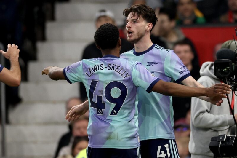 Arsenal se tropieza en Old Trafford y ve el titulo más lejos El jugador del Arsenal Declan Rice celebra con Lewis el gol del empate durante el partido de la Premier Leagueque han jugado Manchester United y Arsenal FC, en Manchester, Reino Unido. EFE/EPA/ADAM VAUGHAN .
