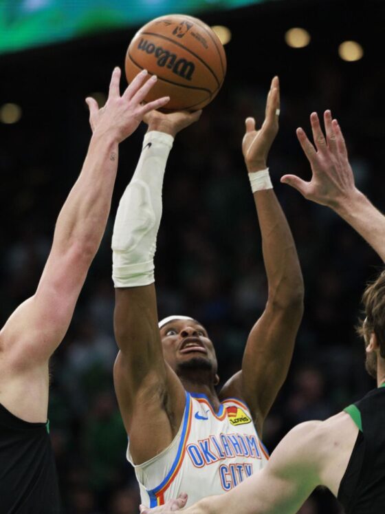 El escolta de Oklahoma City Thunder, Shai Gilgeous-Alexander (c), lanza a canasta ante la presión del escolta de Payton Pritchard (i), y el pívot Luke Kornet (d), durante el partido que ganaron a domicilio este miércoles a Boston Celtics. EFE/EPA/CJ GUNTHER