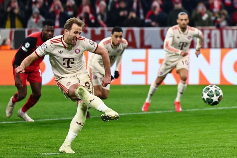 El delantero Harry Kane, del Bayern (I), logra de penalti el 3-0 durante el partido de ida de octavos de final de la UEFA Champions League que han jugado FC Bayern Munich y Bayer 04 Leverkusen, en Munich, Alemania. EFE/EPA/ANNA SZILAGYI