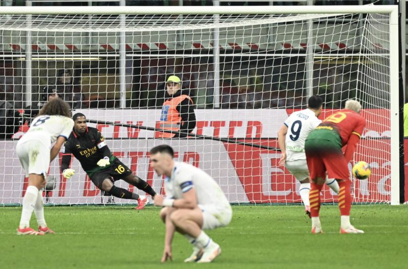 Pedro marca el gol de la victoria del Lazio contra el Milan. EFE/EPA/Daniel Dal Zennaro