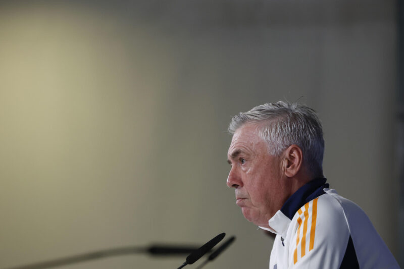 El entrenador italiano del Real Madrid, Carlo Ancelotti, ofrece una rueda de prensa en la víspera del partido de ida de los octavos de final de la Liga de Campeones que van a disputar frente al Atlético de Madrid. EFE/Juanjo Martín