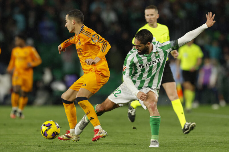 El centrocampista del Betis Isco Alarcón (d) pelea un balón con Lucas Vázquez, del Madrid, durante el partido de la jornada 26 de LaLiga EA Sports que Real Betis y Real Madrid disputaron en el estadio Benito Villamarín, en Sevilla. EFE/Julio Muñoz