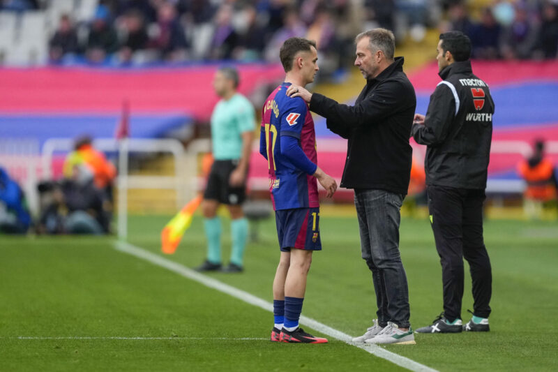 FC Barcelona no puede ante el Betis y desperdicia ventaja por liderato El entrenador del FC Barcelona, Hansi Flick (c), da instrucciones al centrocampista Marc Casadó (i) . en foto de archivo de Alejandro García. EFE