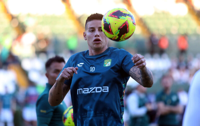 James Rodríguez de León participa del calentamiento previo a un partido del torneo Clausura 2025 de la Liga MX, entre León y Tijuana en el estadio León en Guanajuato (México). Imagen de archivo. EFE/ Luis Ramírez
