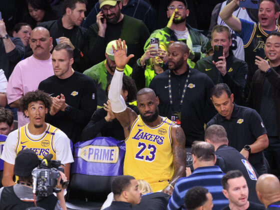 LeBron James (c) de Los Ángeles Lakers saluda durante el partido en el que superó los 50.000 puntos entre temporada regular y 'playoff'. EFE/Javier Rojas