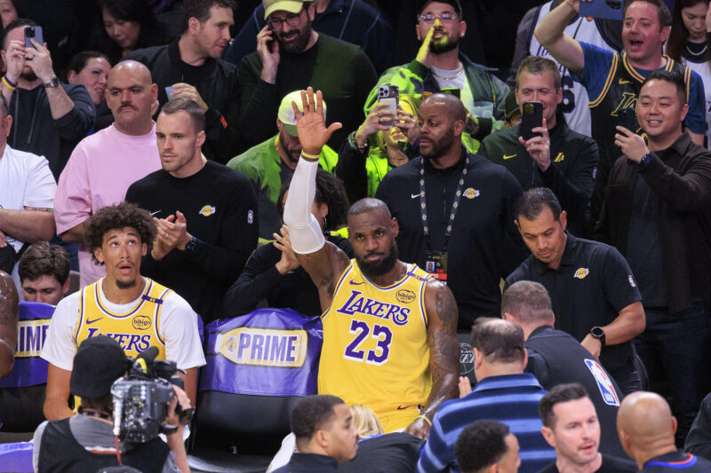 LeBron James (c) de Los Ángeles Lakers saluda durante el partido en el que superó los 50.000 puntos entre temporada regular y 'playoff'. EFE/Javier Rojas