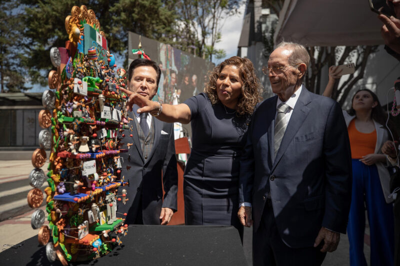 El medallista olímpico, Daniel Aceves (i), la presidenta del Comité Olímpico Mexicano, María José Alcalá (c) y el miembro honorario del Comité Olímpico Internacional, Olegario Vázquez Raña (d). Imagen de archivo. EFE/ Isaac Esquivel