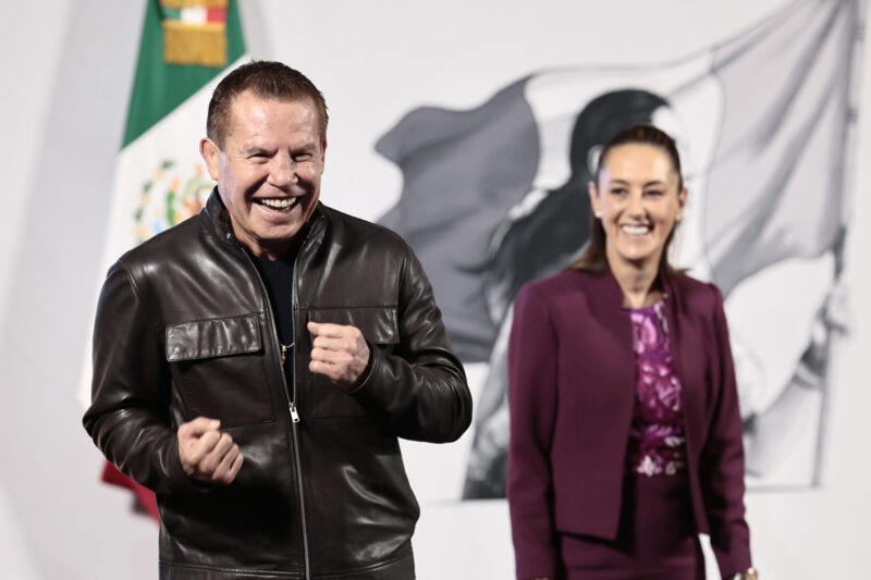 El exboxeador mexicano Julio Cesar Chavez (i) participa en una rueda de prensa este viernes, en el Palacio nacional, en Ciudad de México (México). EFE/José Méndez