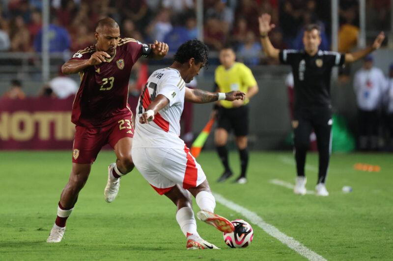 Salomón Rondón (i) de Venezuela disputa un balón con Renato Tapia de Perú en un partido de las eliminatorias sudamericanas para el Mundial de 2026. EFE/ Miguel Gutiérrez