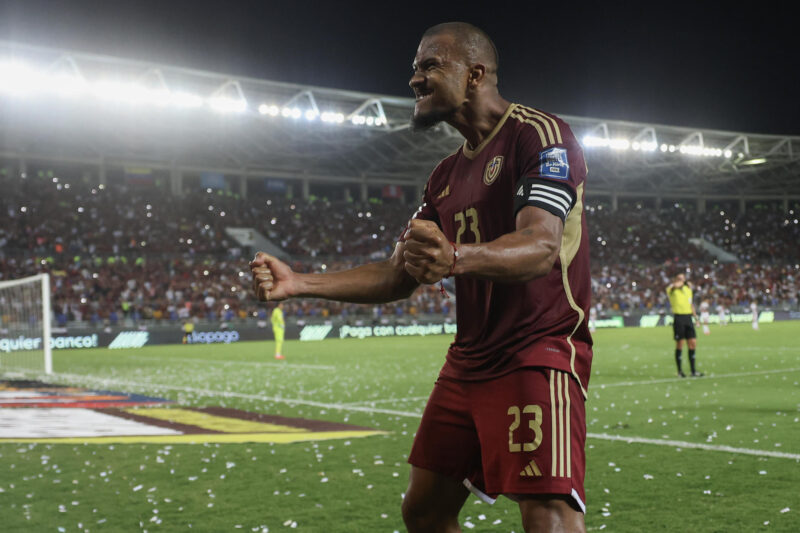 Rondón pone a Venezuela en puesto de repesca y Perú reclama Salomón Rondón de Venezuela celebra su gol en un partido de las eliminatorias sudamericanas para el Mundial de 2026. EFE/ Miguel Gutiérrez