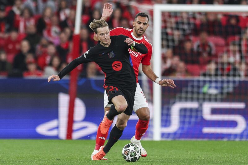 El jugador del Benfica Vangelis Pavlidis (d) presiona a Frenkie de Jong durante el partido de ida de octavos de final de la UEFA Champions League que han jugado Benfica y barcelona en Da Luz, Lisboa, Portugal. EFE/EPA/MIGUEL A. LOPES