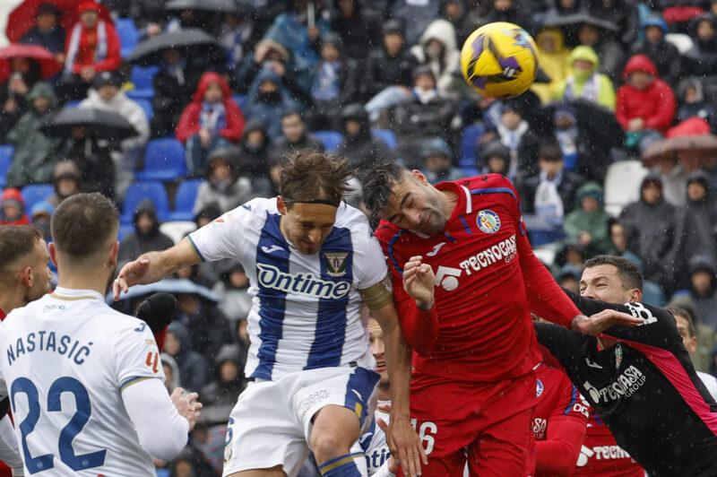 El defensa Sergio González (i) lucha por el balón con el defensa del Getafe Diego Rico (d) durante el partido que enfrentó al Leganés y al Getafe, este domingo, en el estadio Municipal de Butarque. EFE/Chema Moya