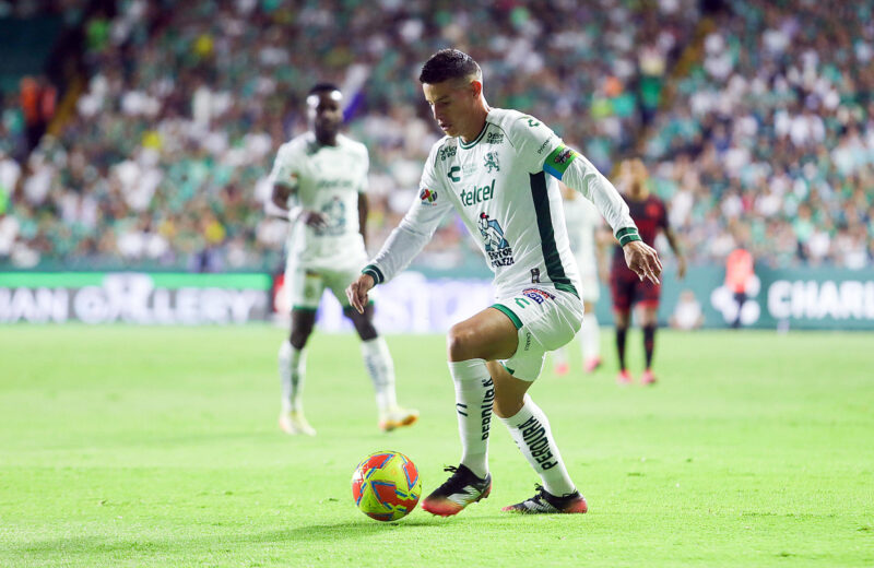 James Rodríguez de León controla un balón durante el partido por la jornada 10 del torneo Clausura 2025 de la Liga MX frente a Tijuana. EFE/ Luis Ramírez