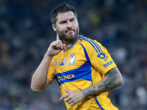 Andre Gignac de Tigres celebra un gol durante un partido de la jornada 12 del Torneo Apertura 2024 entre Rayados y Tigres en el estadio BBVA Monterrey (México). Imagen de archivo. EFE/ Miguel Sierra
